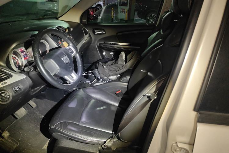 Used Dodge Journey 2013 2.4L Two-Wheel Drive Luxury Version Left Front Seat