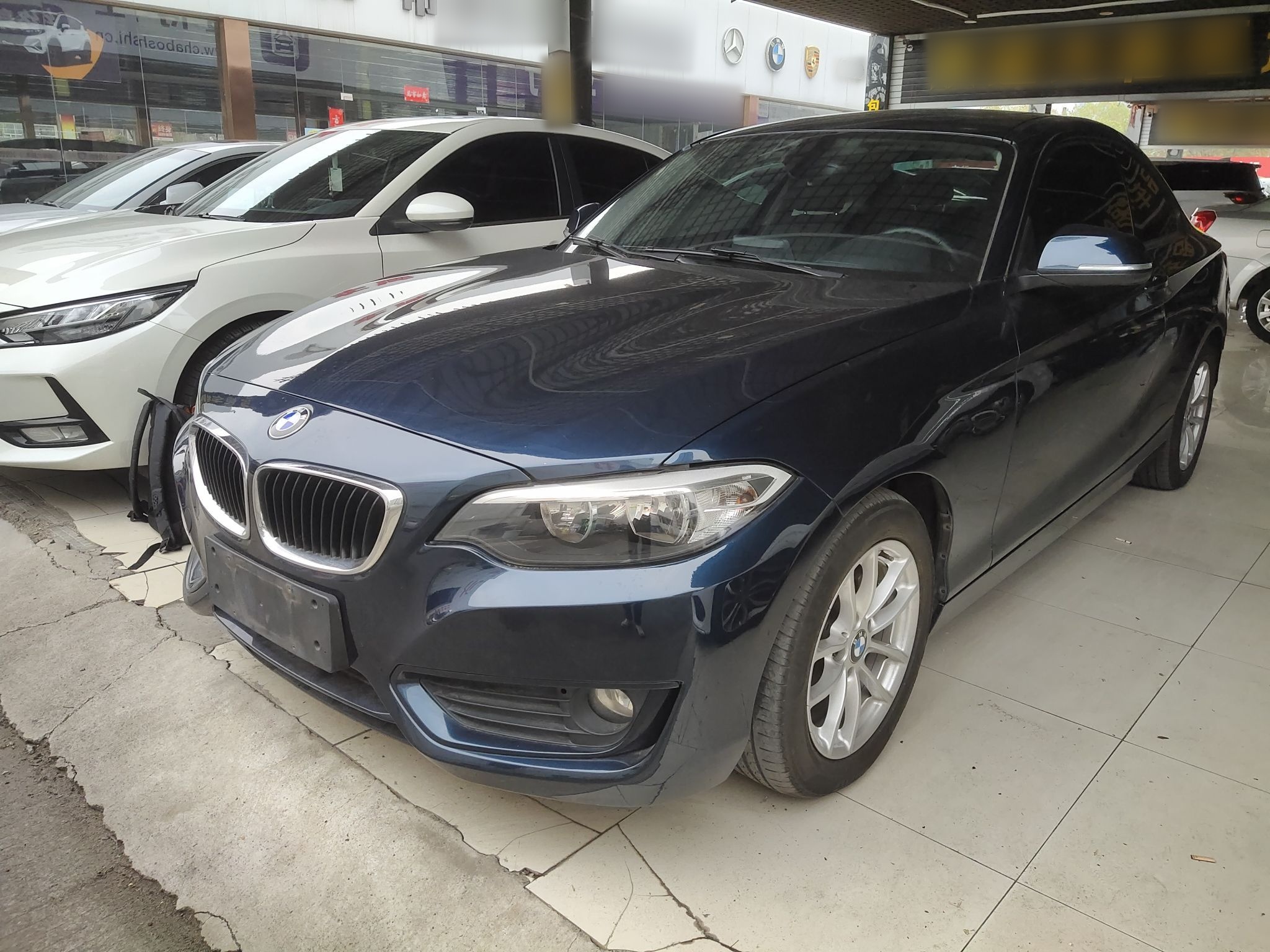 تحت مقدمة السيارة