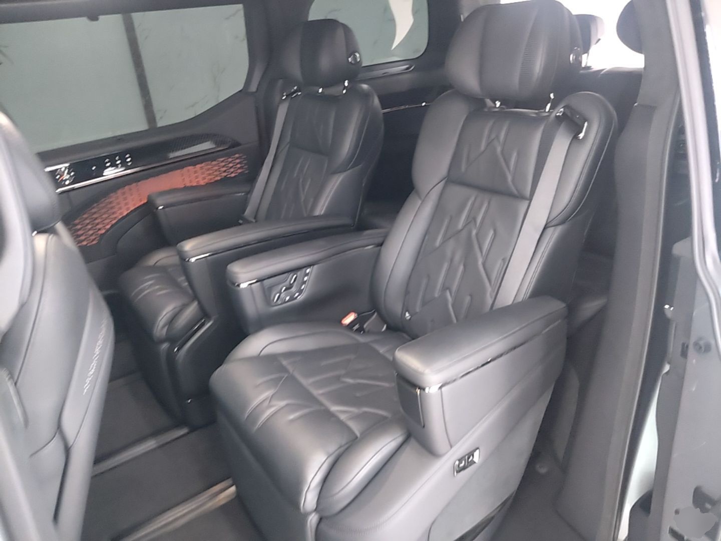 Zeekr 009 2024 7-Seater Aisle Version 108 kWh — снимка 20
