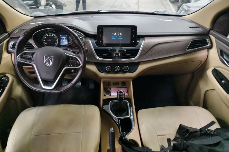 Used Baojun 730 2017 1.5T Manual Fashion Version 7 Seats China V Emission Standard Center Console