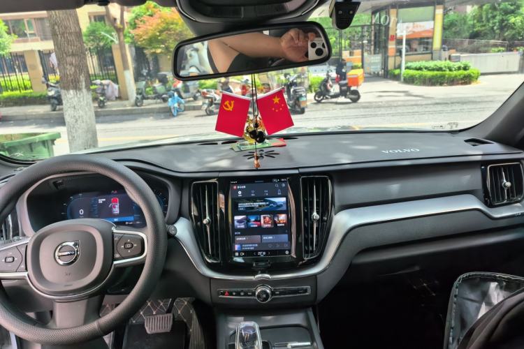 Used Volvo XC60 2024 B5 4x4 Smart Luxury Edition Center Console