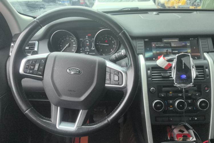 Used Land Rover Discovery Sport 2018 240 PS HSE Version Center Console