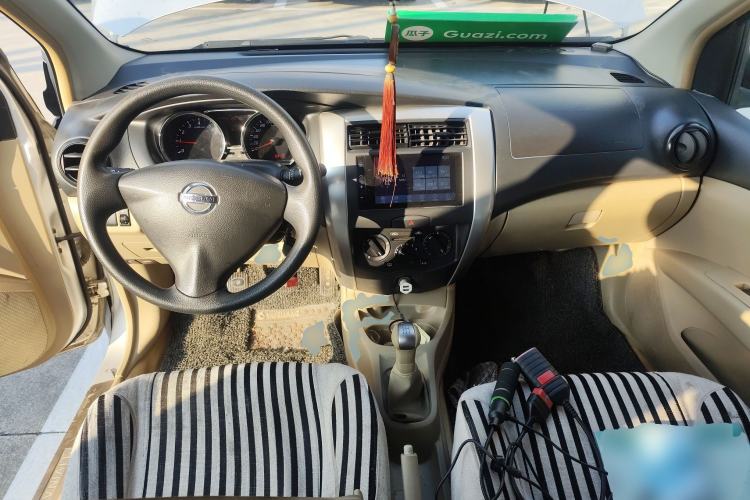 Used Nissan Livina 2013 1.6XE Manual Comfort Edition Center Console