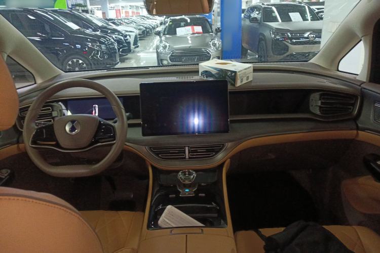 Used Denza D9 2022 DM-i 970 Four-Wheel Drive Prestige Model Center Console