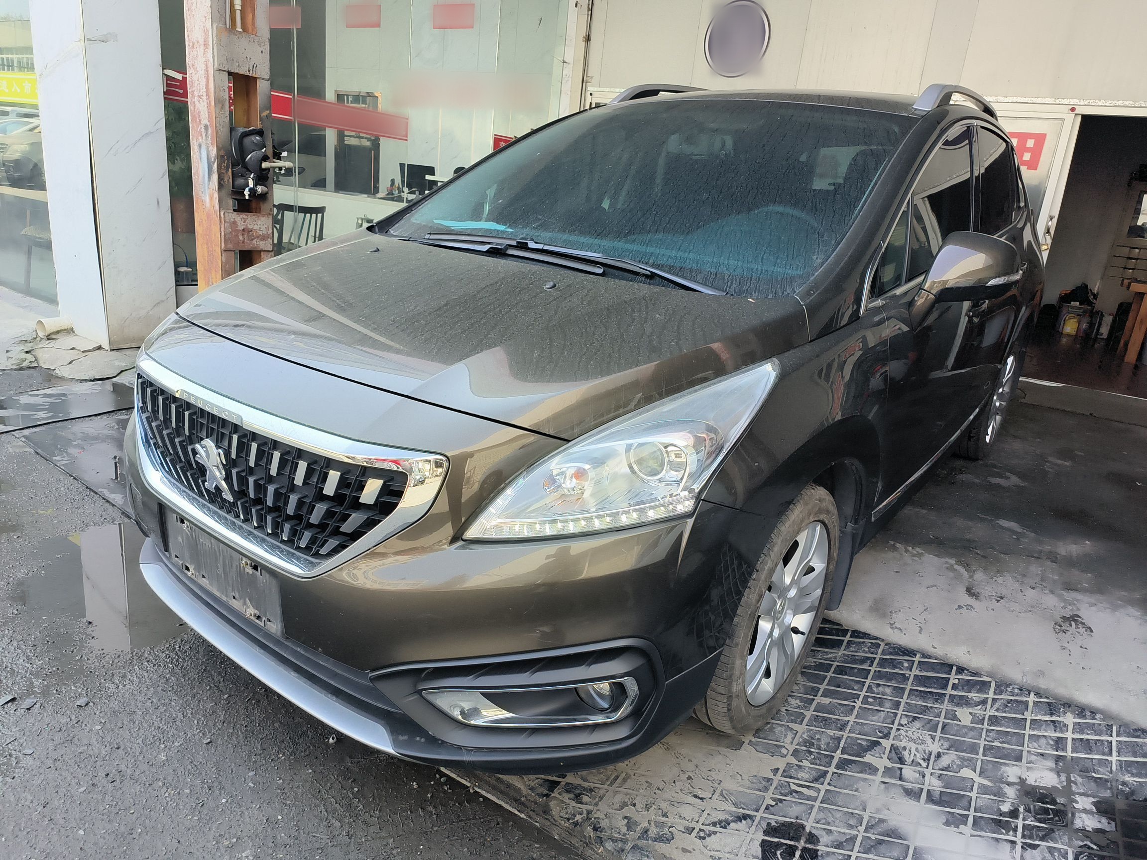 تحت مقدمة السيارة