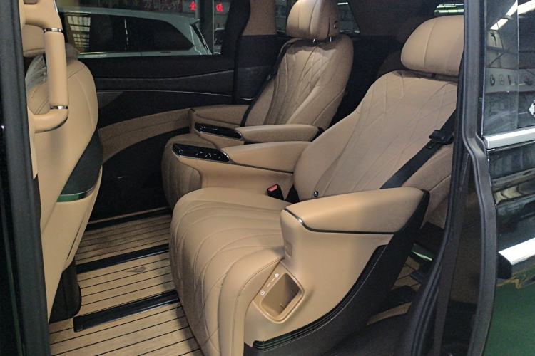 Used Denza D9 2025 DM-i Smart Drive 1020 Four-Wheel Drive Deluxe Model
