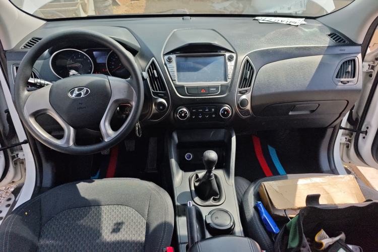 Used Hyundai ix35 2015 2.0L Manual Two-Wheel Drive Comfort Version China IV Standard Center Console