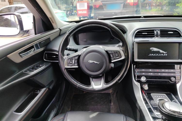 Used Jaguar XEL 2019 2.0T 200 PS Deluxe Edition Steering Wheel