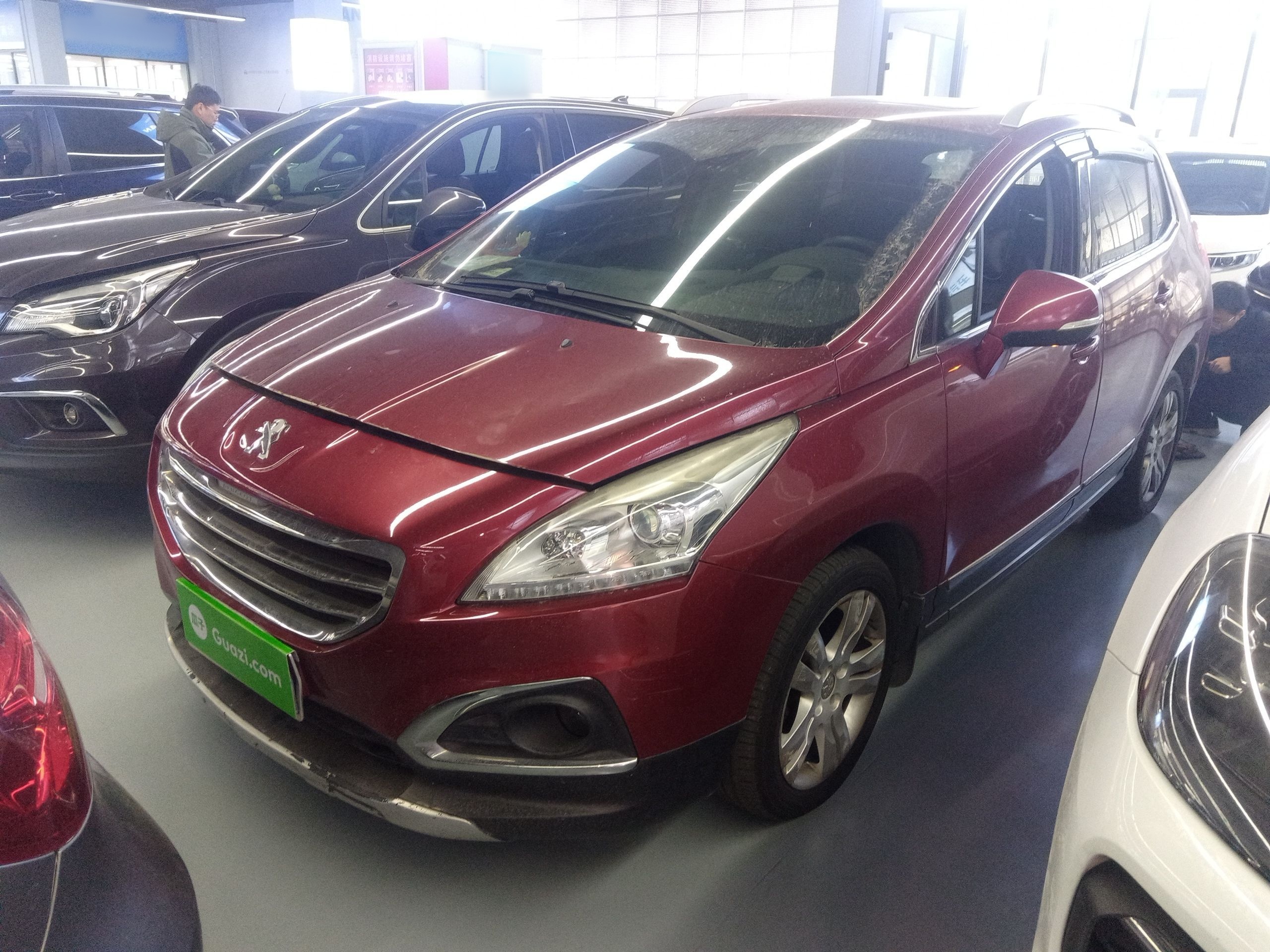 تحت مقدمة السيارة