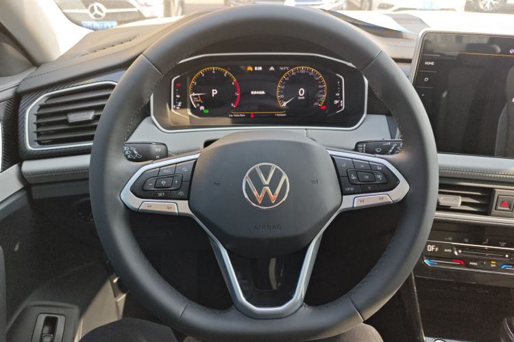 Used Volkswagen Tayron 2024 300TSI Two-Wheel-Drive Luxury Plus Advanced Version Steering Wheel