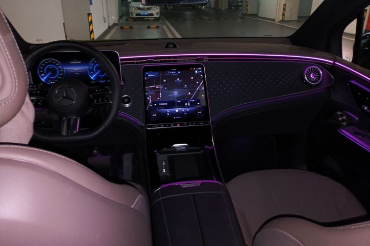 Used Mercedes-Benz EQE SUV 2023 500 4MATIC Special Edition Center Console