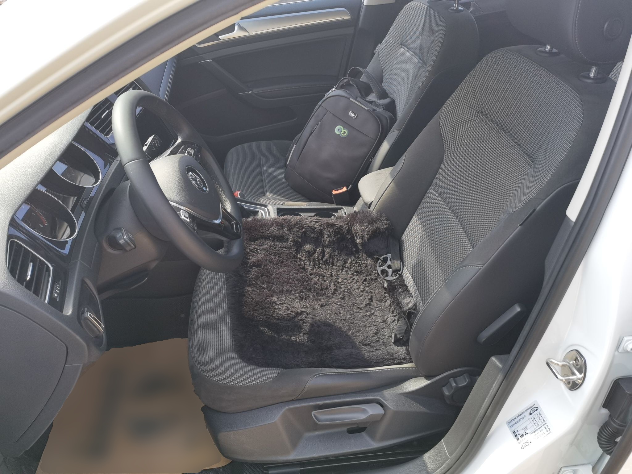 Переднее сиденье в автомобиле