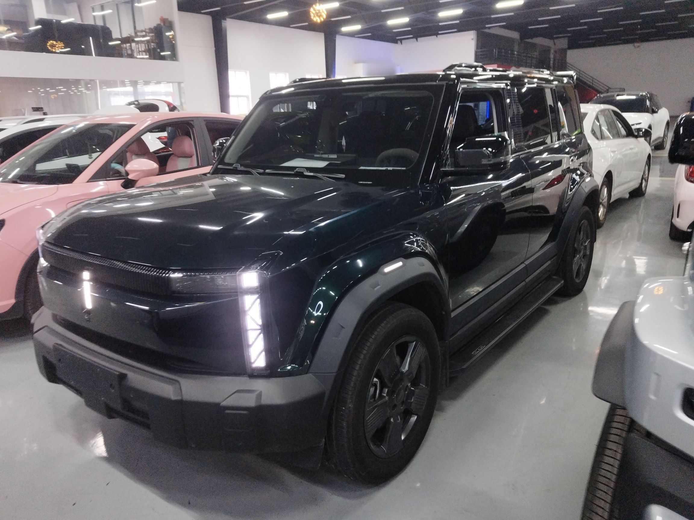 تحت مقدمة السيارة