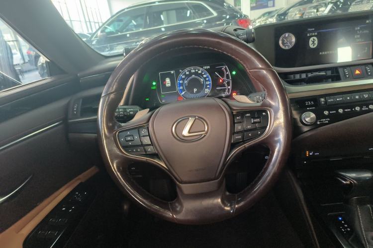 Used Lexus ES 2020 300h Premier Edition
