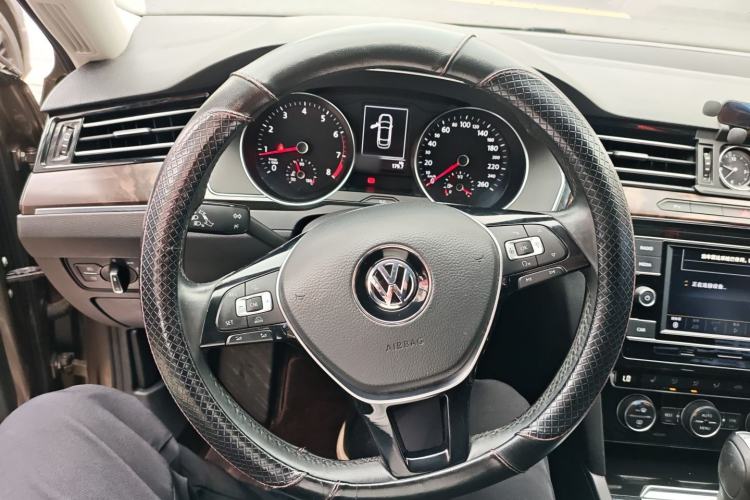 Used Volkswagen Magotan 2018 Facelift 330TSI DSG Luxury Model Steering Wheel