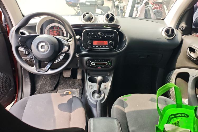 Used smart fortwo 2015 1.0L 52 kW hardtop Dynamic version Center Console