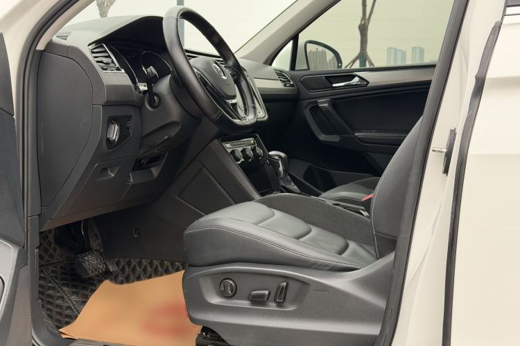 Used Volkswagen Tiguan L 2019 Updated Version 330TSI Automatic Two-Wheel Drive Panoramic Comfort Edition China VI Standard Interior 2