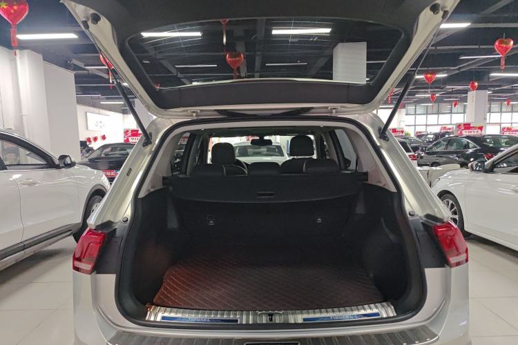 Used Volkswagen Tiguan L 2017 330TSI Automatic Two-Wheel Drive Luxury Edition Trunk