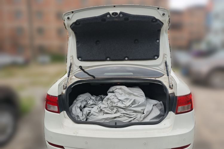 Used GAC Trumpchi GA5 2011 2.0L Automatic Elite Edition Trunk