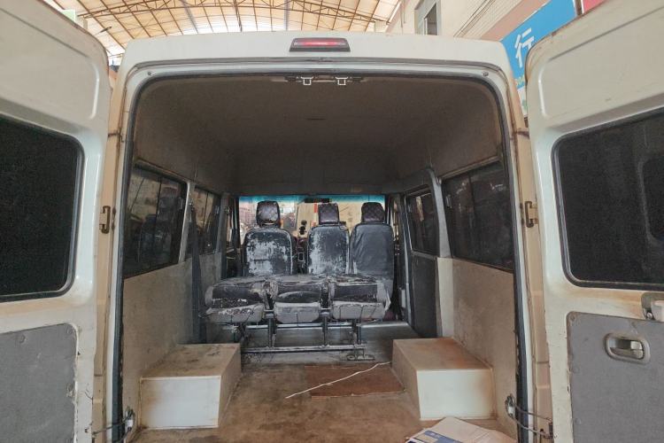 Used Iveco Daily 2020 2.5T A35 Passenger Van with Dual Tires Mid-Roof Design 5-9 Seater Side-Sliding Door China V Emission Standard
