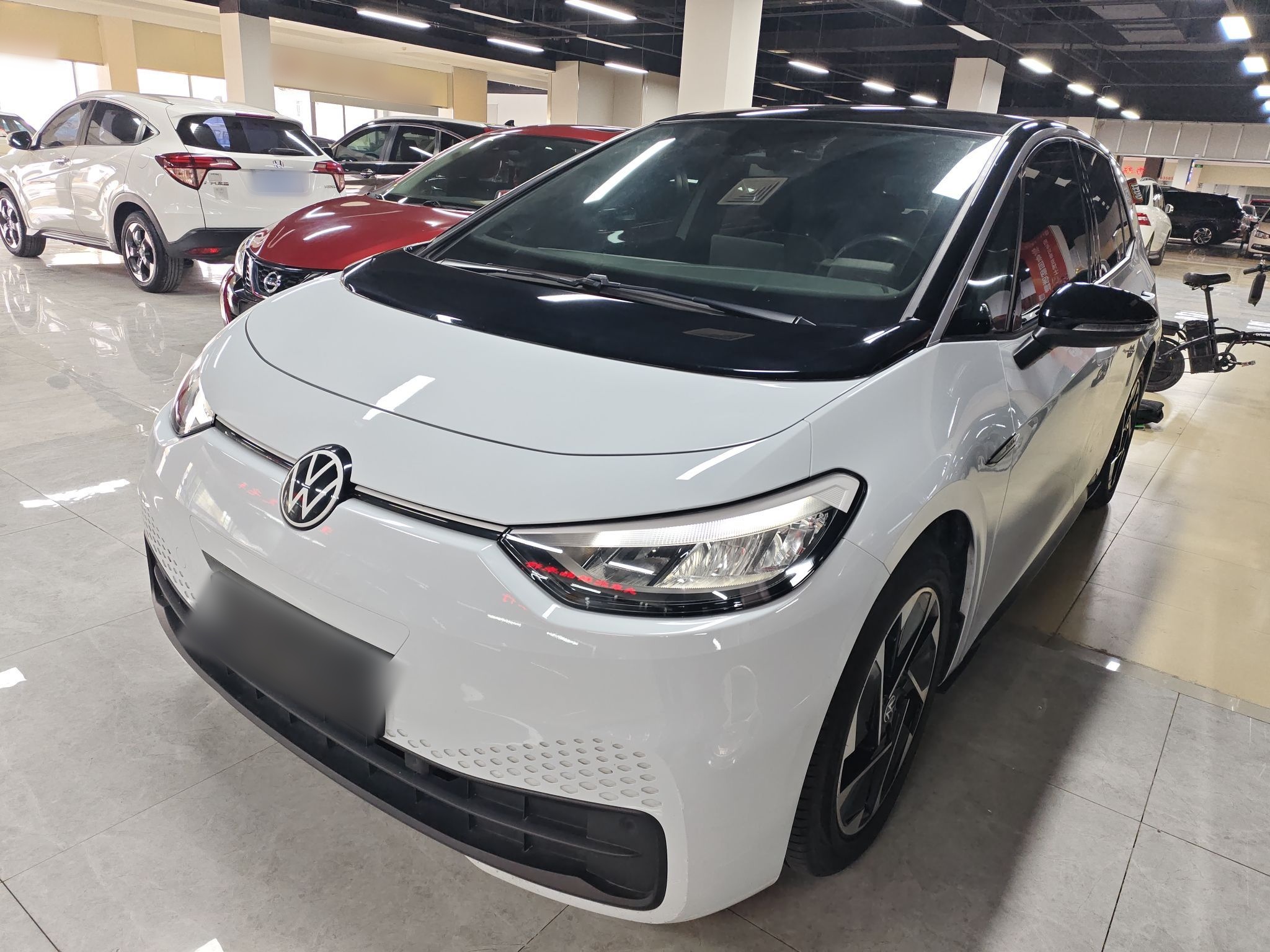 Под передней частью автомобиля