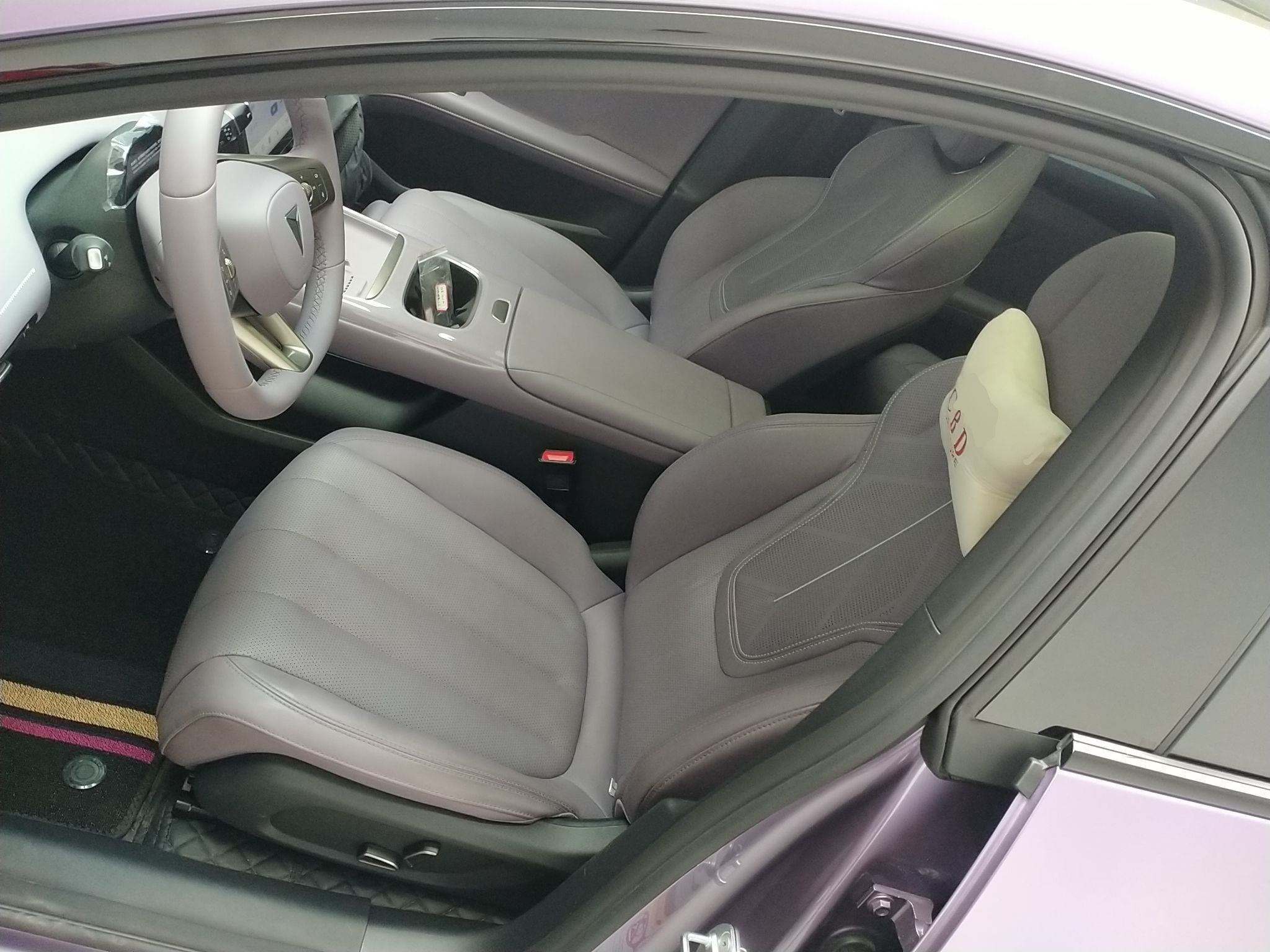 المقاعد الأمامية داخل السيارة