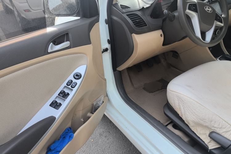 Used Hyundai Verna (older generation) 2010 Sedan 1.4L Manual Comfort GS Driver Seat