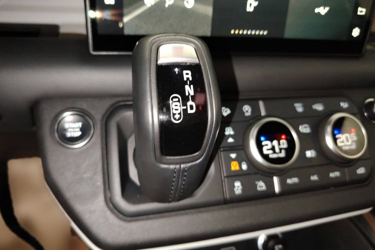 Used Land Rover Defender 2023 Facelift 110 3.0T P400 X-DYNAMIC HSE Gear Lever