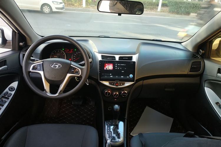 Used Hyundai Verna Ray 2016 1.4L Automatic Leading-Edge GLX Interior 2