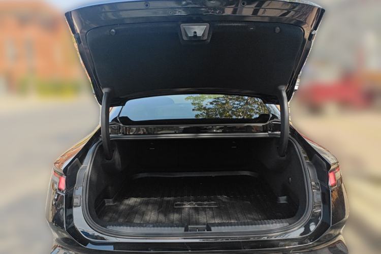 Used Lynk & Co Z10 2025 95 kWh 766 km Range Rear-Wheel Drive Max