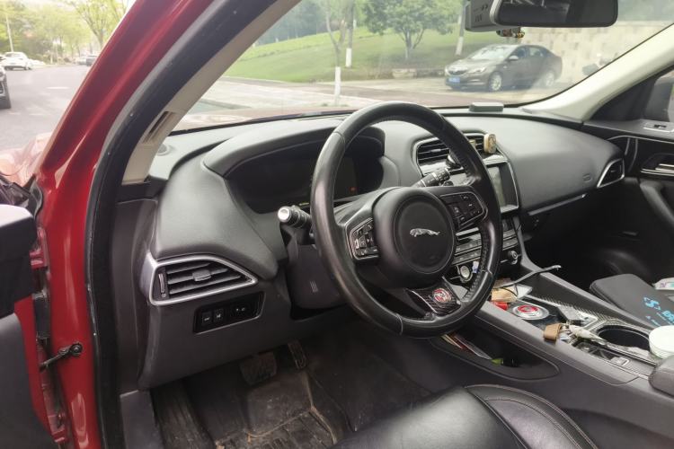 Used Jaguar F-PACE 2016 2.0T Two-Wheel Drive Urban Luxury Edition Center Console