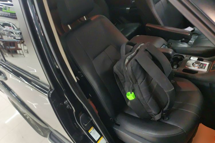 Used Land Rover Discovery 2016 3.0 SC Obsidian Black Heritage Edition SE Right Front Seat