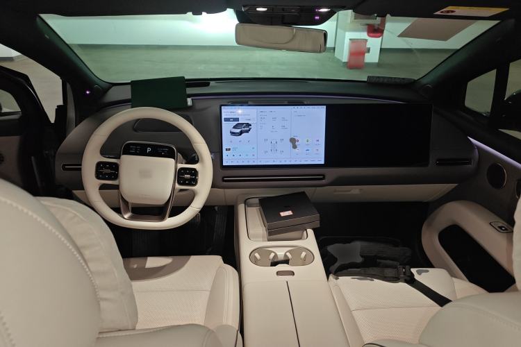 Used Li Auto i6 2025 Model Two-Wheel-Drive Standard Type Center Console