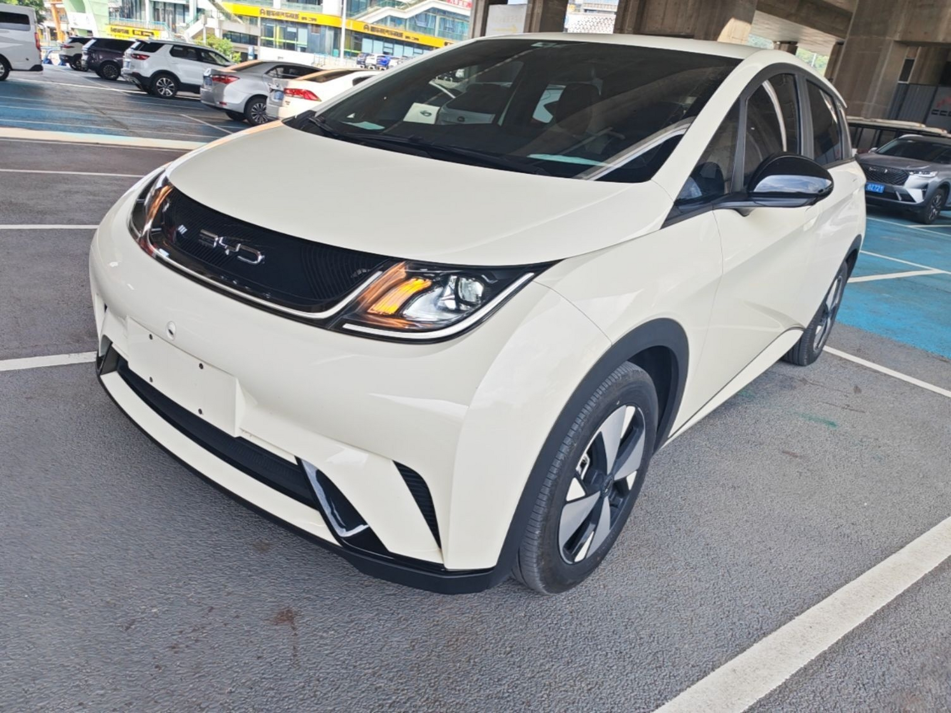 Под передней частью автомобиля