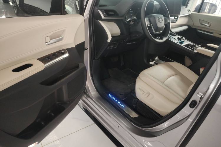 Used Toyota Sienna 2021 2.5L Hybrid Premium Edition
