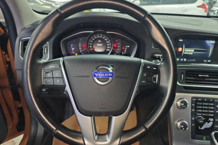 Used Volvo S60 2014 S60L 2.0T Zhiyuan Edition
