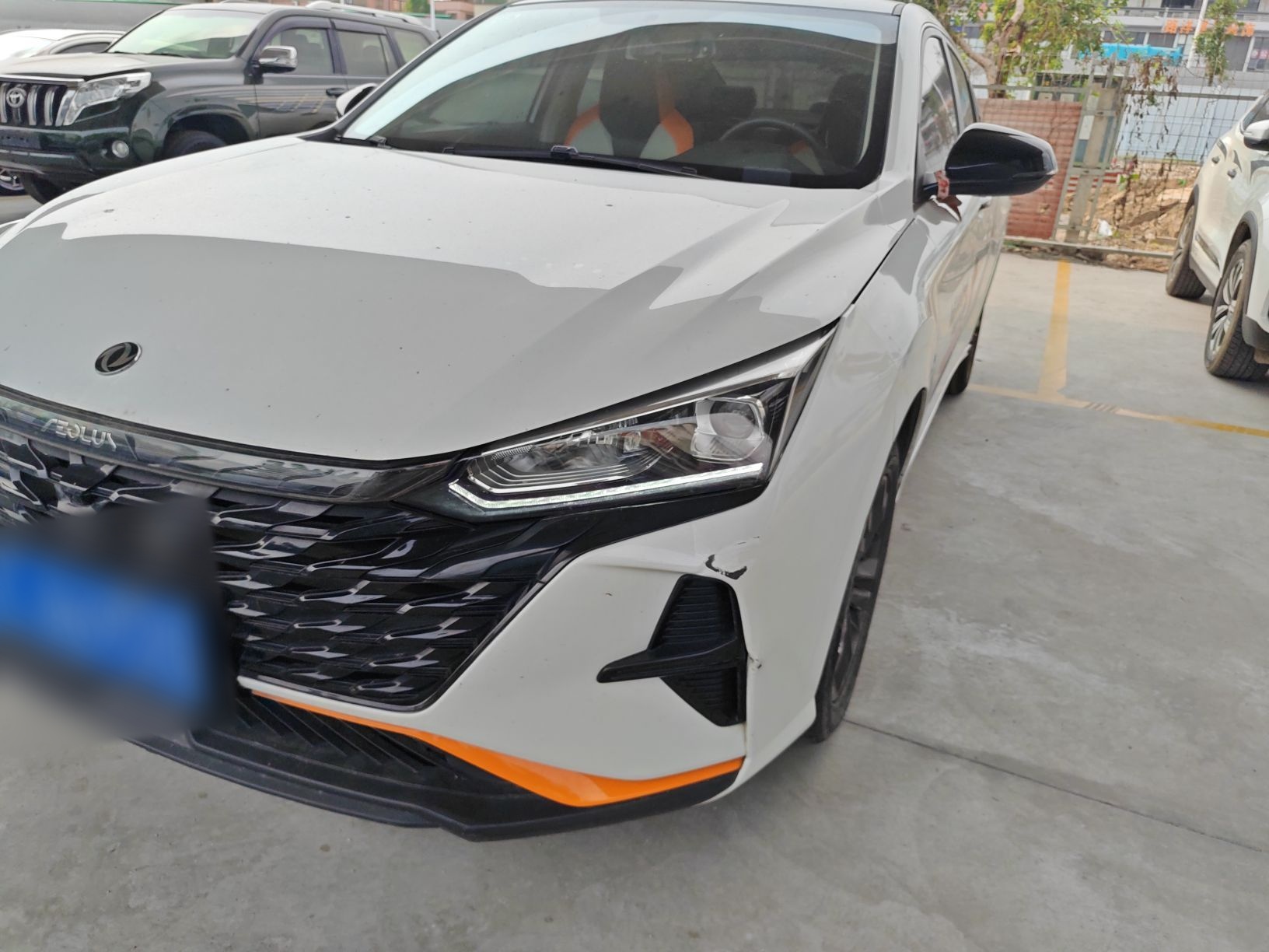 تحت مقدمة السيارة