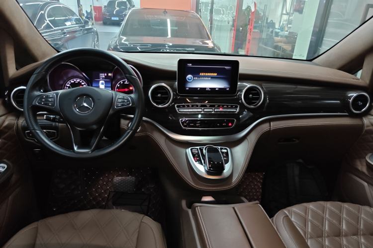 Used Mercedes-Benz V-Class 2017 V 260 Avantgarde Edition Center Console