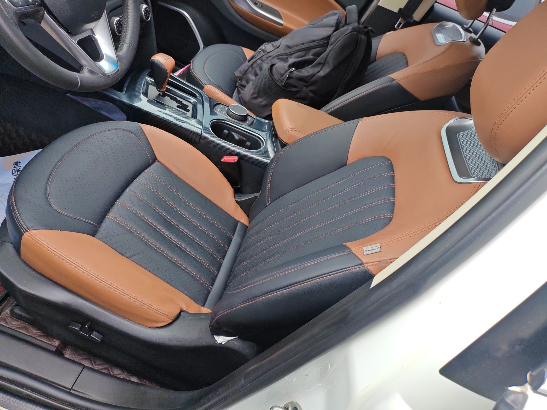 المقاعد الأمامية داخل السيارة