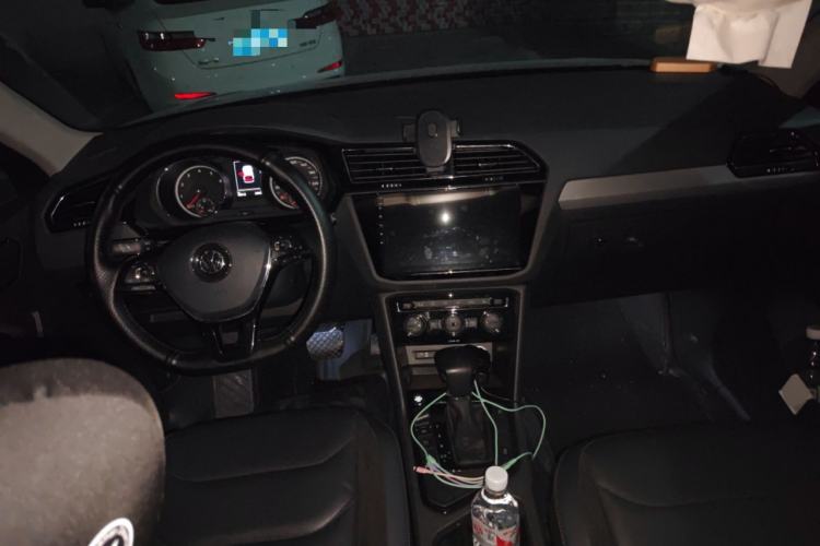 Used Volkswagen Tiguan L 2017 380TSI Automatic All-Wheel-Drive Luxury Edition Center Console