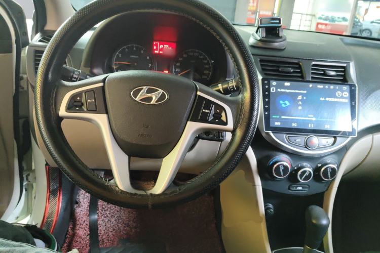 Used Hyundai Verna (older generation) 2016 1.4L Automatic Smart GLS Center Console