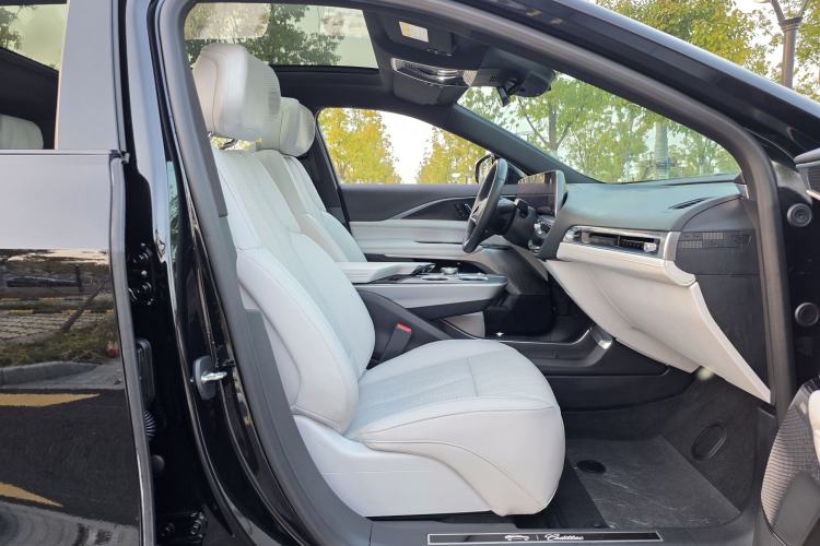 Used Cadillac LYRIQ 2024 Rear-Drive Standard Range Luxury Edition Interior 6