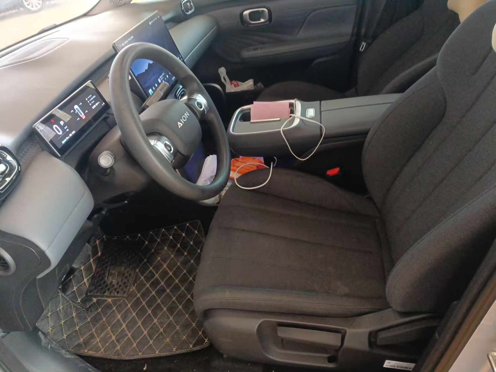 المقاعد الأمامية داخل السيارة