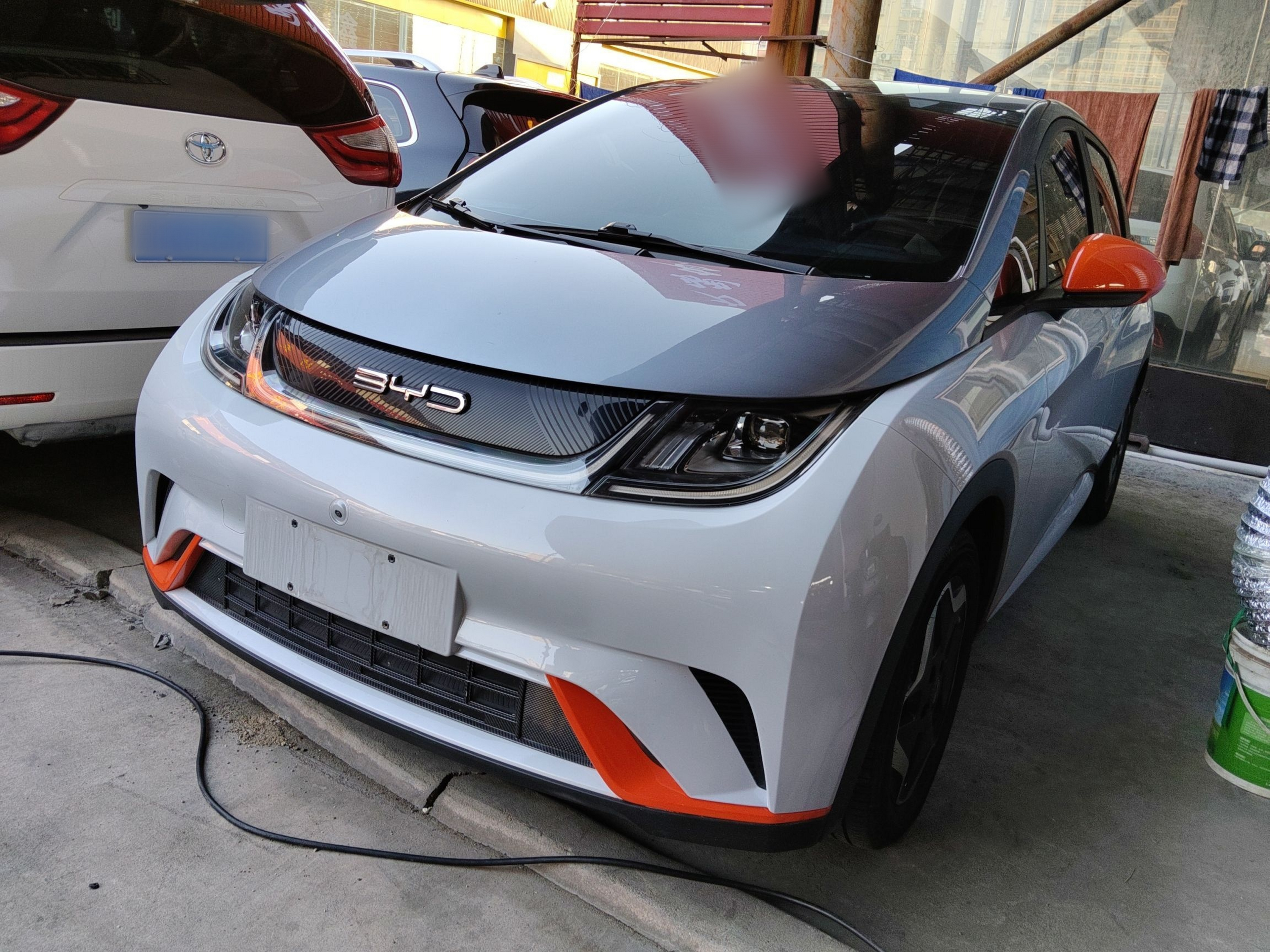 Под передней частью автомобиля