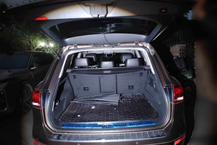 Used Volkswagen Touareg 2011 3.0 TSI High-End Version Trunk