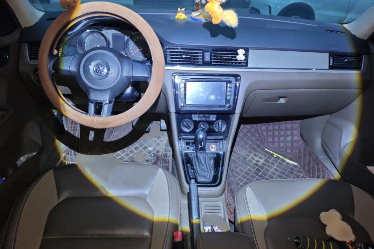 Used Volkswagen Bora 2014 1.6L Automatic Comfort Model Center Console