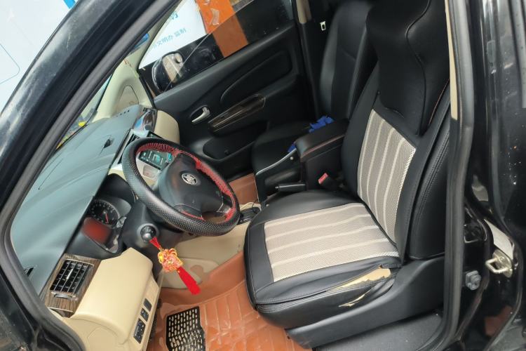 Used Venucia R50 2014 1.6L Automatic Splendid Edition