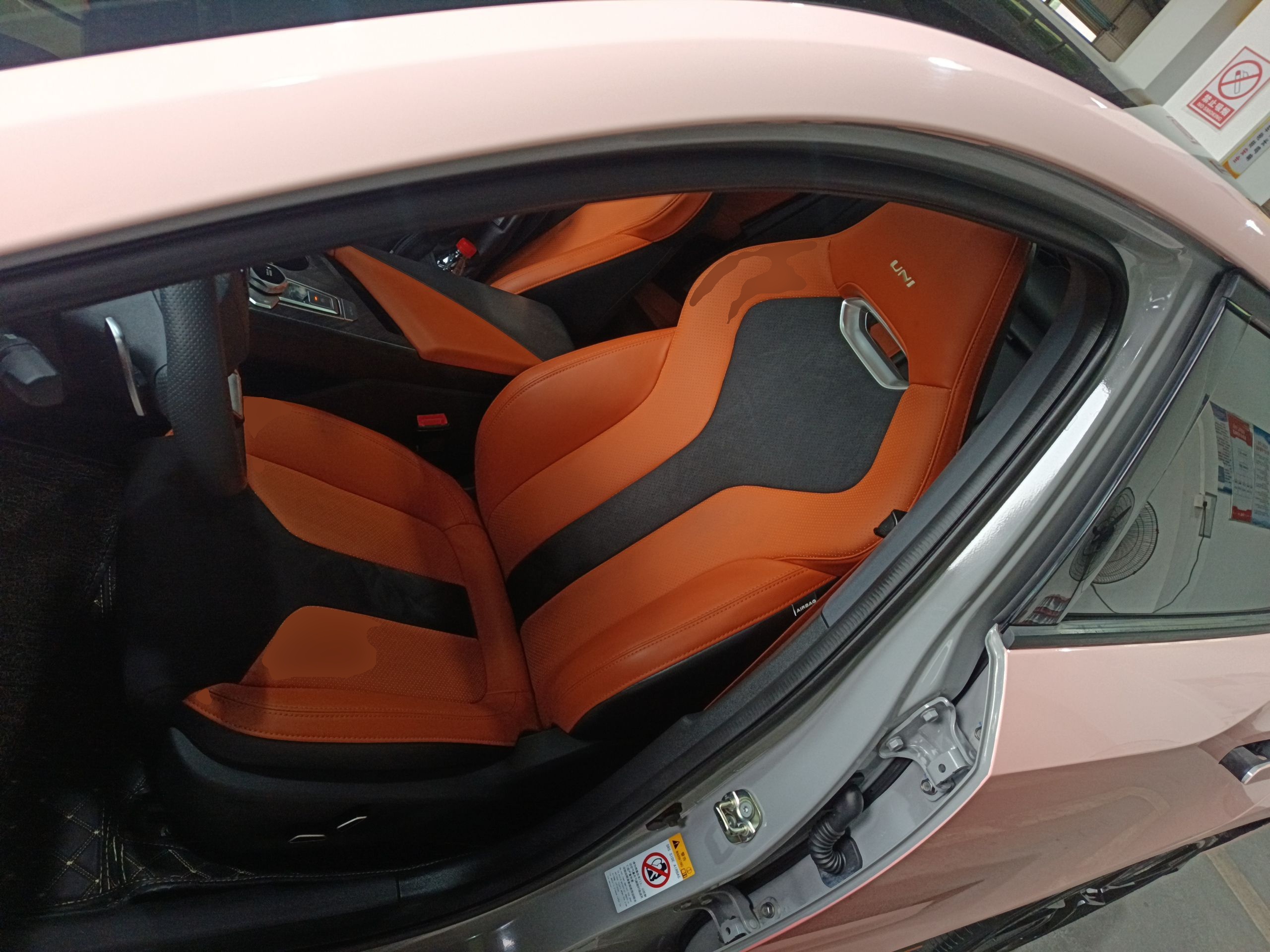 المقاعد الأمامية داخل السيارة