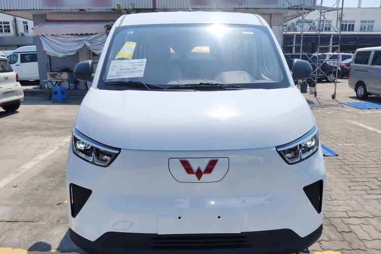 Used Wuling Yangguang 2024 300KM Comfort Version Passenger Van 75kW