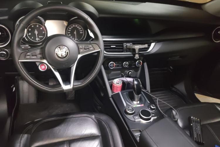 Used Alfa Romeo Stelvio 2017 2.0T 200HP Luxury Edition Center Console